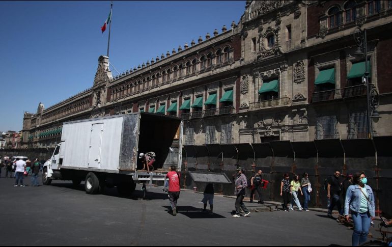 Previo a la marcha a favor del INE, instalan vallas metálicas en los alrededores de Palacio Nacional. SUN/C. Mejía