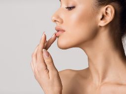 Existen varios factores externos que pueden causar resequedad en nuestros labios. ISTOCK/Konstantin Postumitenko