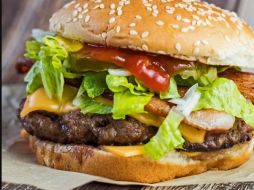 La joven aceptó una cita para que le invitaran de comer una hamburguesa. ESPECIAL