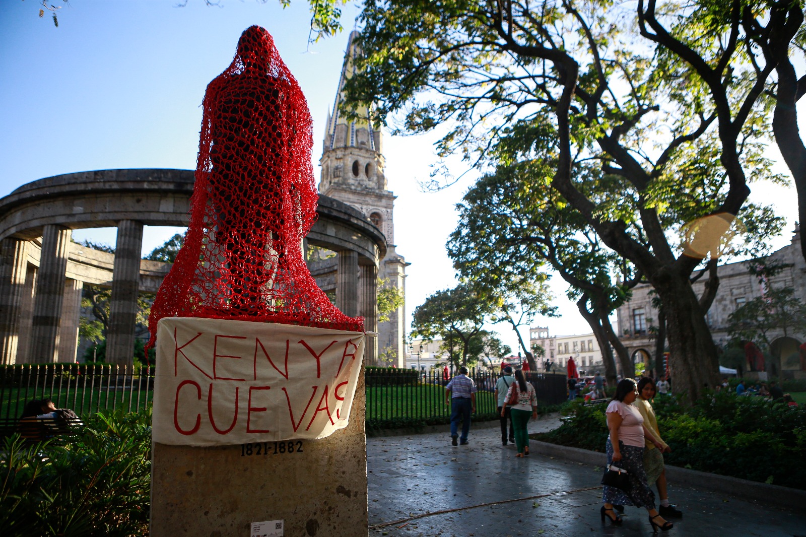 Mujeres de Colectiva Hilos cubrieron las estatuas de la rotonda de los hijos ilustres con redes de hilo rojo para reemplazar sus nombres por los de mujeres. EL INFORMADOR/ CARLOS ZEPEDA