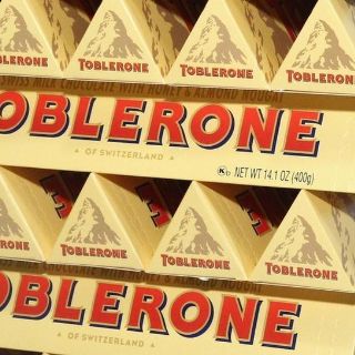 Por qué Toblerone ya no podrá utilizar la icónica silueta del monte más famoso de Suiza en la caja de sus chocolates