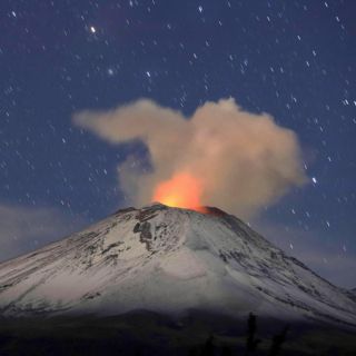Captan impresionante explosión del Popocatépetl este martes