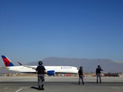 Dos personas murieron en el Aeropuerto de Santiago cuando una docena de ladrones intentó llevarse sin éxito 32.5 millones de dólares. AFP