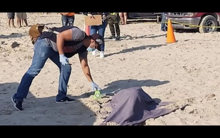 El conductor de la camioneta no vio a los jóvenes en la playa. ESPECIAL