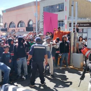 Grupo de migrantes venezolanos intentan cruzar puente internacional en Juárez