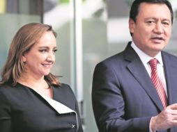 Miguel Ángel Osorio Chong llegó acompañado de Claudia Ruiz Massieu. SUN