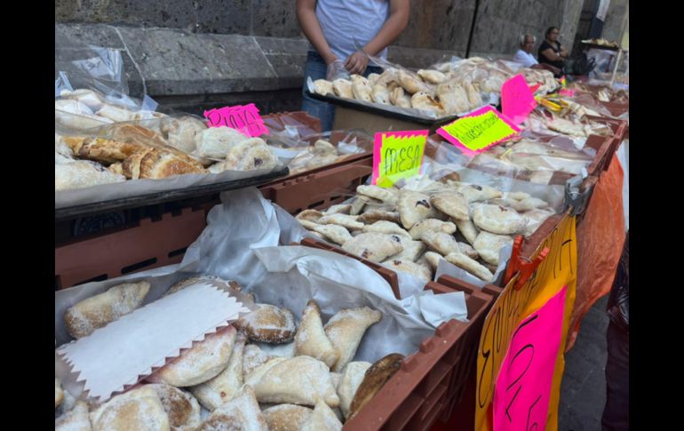 Cada año, miles de tapatíos visitan el primer cuadro de la ciudad sólo para comprar empanadas y satisfacer su antojo. EL INFORMADOR/P. Mendoza