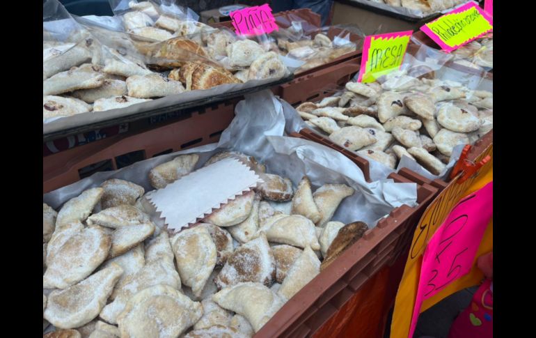 Cada año, miles de tapatíos visitan el primer cuadro de la ciudad sólo para comprar empanadas y satisfacer su antojo. EL INFORMADOR/P. Mendoza