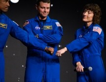 Reid Wiseman (comandante), Victor Glover (piloto, afroamericano) y Christina Koch, los que viajarán a la Luna. AFP