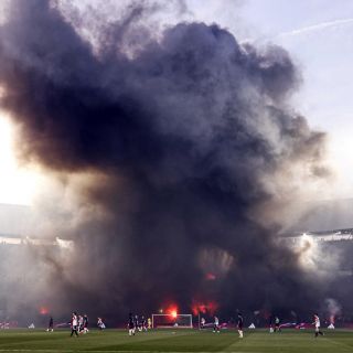 Feyenoord vs Ajax, suspendido por lanzamiento de bengalas