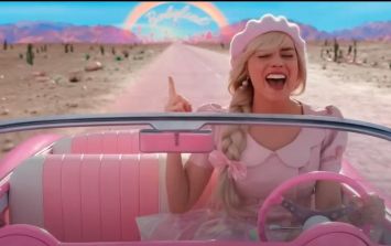 Qué canción suena en el coche de Barbie? Su importante significado para la  película