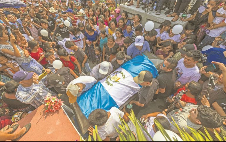 Tras la tragedia ocurrida en Ciudad Juárez, en países como Guatemala ya enterraron a migrantes que murieron en la estación del INM. EFE