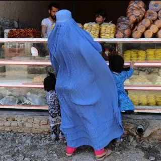 ONU: Las restricciones a mujeres y niñas empeorarán la economía de Afganistán