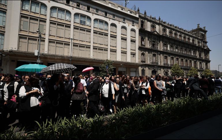 Cientos de personas salen de edificios durante el Simulacro Nacional de Sismo realizado hoy, en la Ciudad de México. EFE/J. Méndez