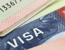 La entrevista la hace un oficial consular de Estados Unidos. ESPECIAL