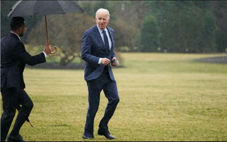 Joe Biden trota por el césped de la Casa Blanca después de regresar de su chequeo médico anual en febrero. GETTY IMAGES
