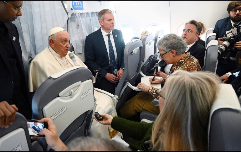 El Papa Francisco habló con periodistas en el avión papal cuando regresaba al Vaticano de una visita a Hungría. AP/V. Pinto