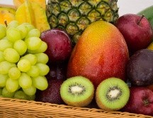 La OMS recomienda, para personas sanas, ingerir de dos a tres frutas diariamente. ESPECIAL/Foto de Jonas Kakaroto en Unsplash