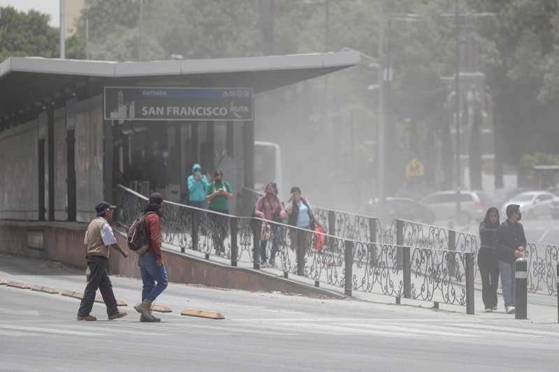 Transeúntes caminan entre la ceniza ocasionada por la actividad del volcán Popocatépetl en Puebla. EFE/H. Ríos