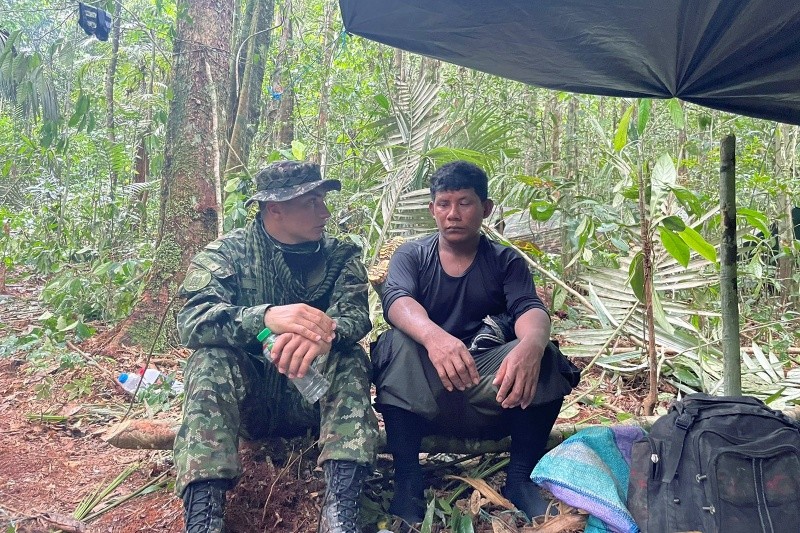 Manuel Ranoque (d), padre de los cuatro niños desaparecidos en la selva donde ocurrió el siniestro aéreo del Cessna 206, habla con un integrante del Ejército. EFE/Fuerzas Militares de Colombia