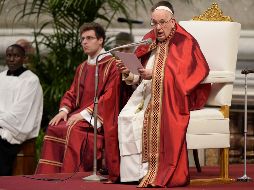 Tras superar un cuadro de fiebre, y ataviado de rojo como indica la fecha, el Papa Francisco celebró la misa de Pentecostés. AP/A. Medichini