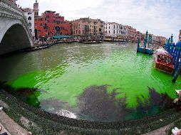 La mancha verde apareció en el canal que conecta Campo San Luca con el Gran Canal y poco a poco se fue extendiendo. EFE/A. Merola