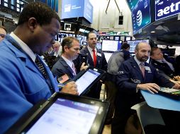 Once minutos después del inicio de las operaciones, el Dow Jones bajaba hasta 32 mil 871 unidades. AP/ARCHIVO