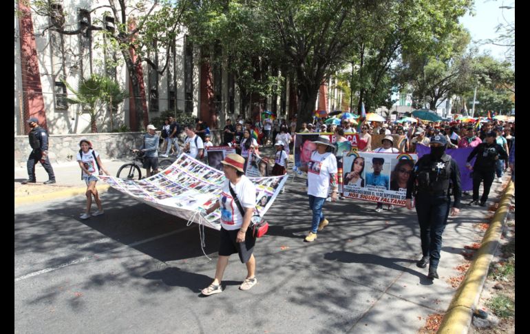 La marcha dio inició en La Minerva rumbo a la Glorieta de los desaparecidos. EL INFORMADOR/A. Camacho