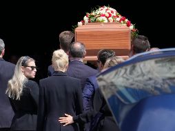 El féretro, en madera y cubierto con flores blancas y rojas, cruzó toda la ciudad en coche y fue recibido a los pies del templo por sus cinco hijos y su novia. AP/L. Bruno