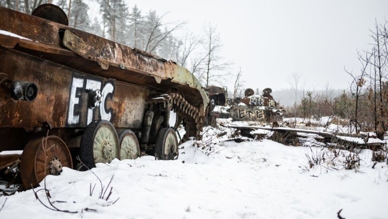 Vehículos rusos destruidos ahora ensucian los suburbios de Kyiv, donde las tropas del general Zaluzhnyi detuvieron su avance. GETTY IMAGES