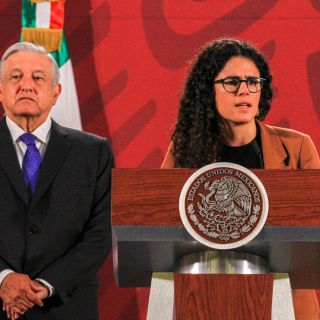 López Obrador llega a la mañanera acompañado por la nueva encargada de la Segob