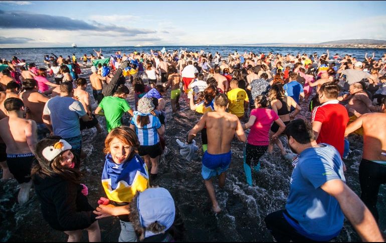 Ancianos, niños y adultos se metieron a las gélidas aguas. ESPECIAL