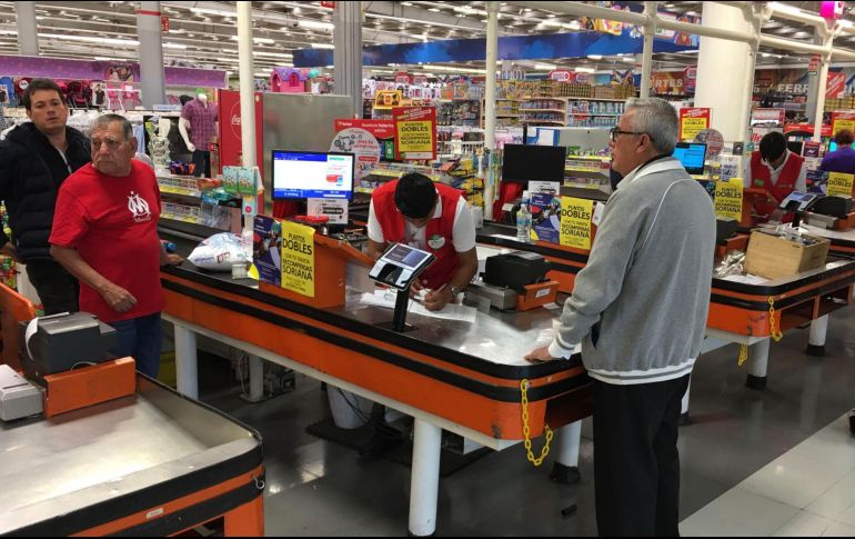 Con la tarjeta INAPAM se puede acceder a descuentos en supermercados. NTX/ARCHIVO