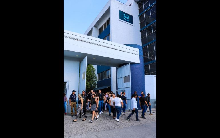 En las instalaciones de la calle 14 fueron llegando la carroza con los restos fúnebres, camiones con familiares y amigos. EL INFORMADOR / A. Navarro