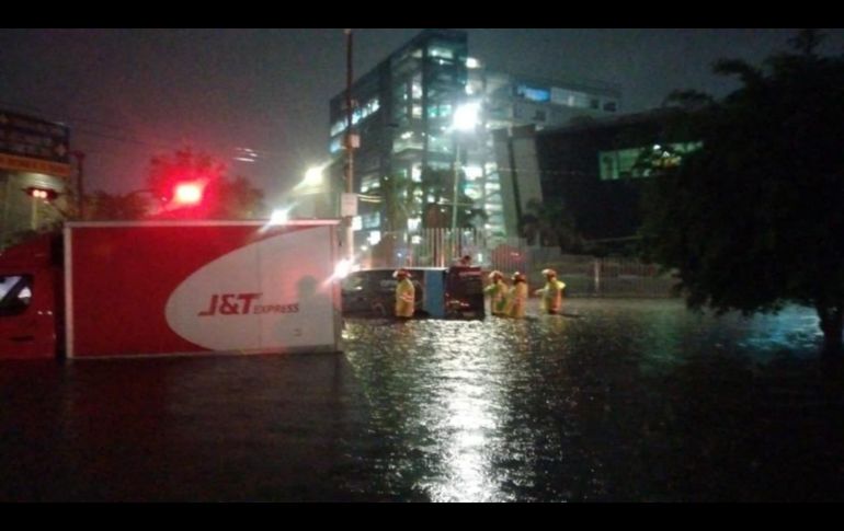 Elementos de protección civil y bomberos llegaron a auxiliar a unos automovilistas que quedaron varados en Mariano Otero y Faro. ESPECIAL