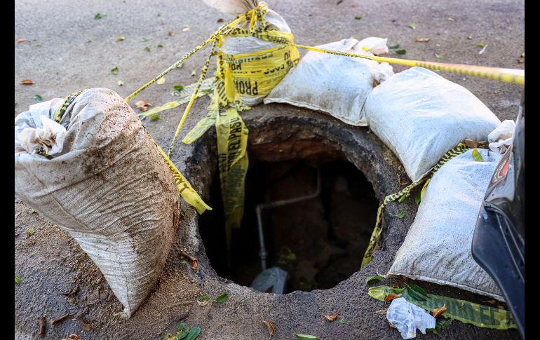 Este sábado, el morador de la casa 1419 abrió la banqueta para una reparación de la tubería y descubrió que bajo el arroyo vehicular existe un sistema de túneles que conectan entre sí en forma de cuadrícula. EL INFORMADOR / H. Figueroa