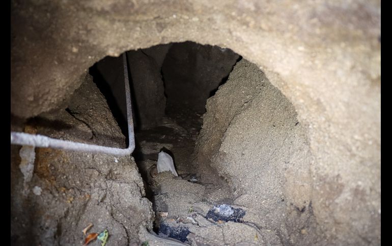 Este sábado, el morador de la casa 1419 abrió la banqueta para una reparación de la tubería y descubrió que bajo el arroyo vehicular existe un sistema de túneles que conectan entre sí en forma de cuadrícula. EL INFORMADOR / H. Figueroa