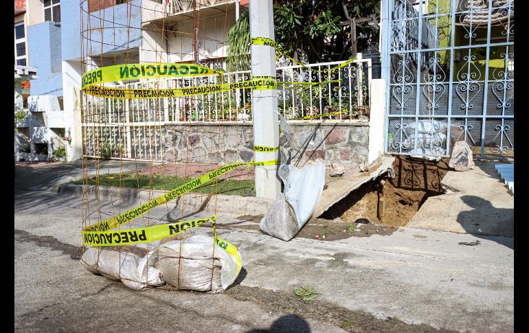 Este sábado, el morador de la casa 1419 abrió la banqueta para una reparación de la tubería y descubrió que bajo el arroyo vehicular existe un sistema de túneles que conectan entre sí en forma de cuadrícula. EL INFORMADOR / H. Figueroa