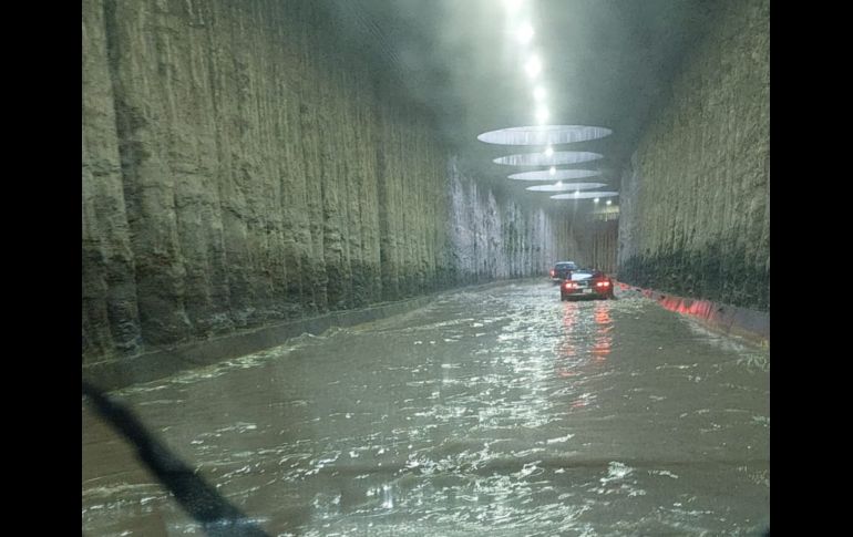 La lluvia sorprendió a los tapatíos la tarde de este sábado. ESPECIAL