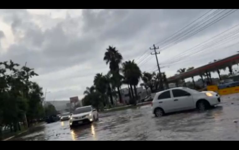 La lluvia sorprendió a los tapatíos la tarde de este sábado. ESPECIAL