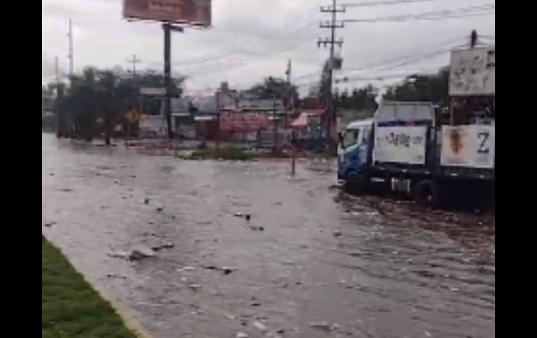 La lluvia sorprendió a los tapatíos la tarde de este sábado. ESPECIAL