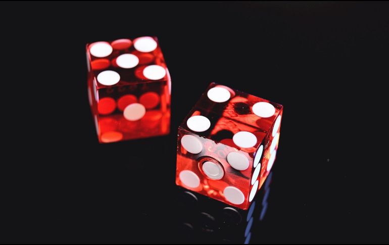 En los casinos tiene que haber alguien que se dedique a tirar los dados de los jugadores para que se asegure la credibilidad de todos los asistentes. ESPECIAL / Foto de Jonathan Petersson en Unsplash