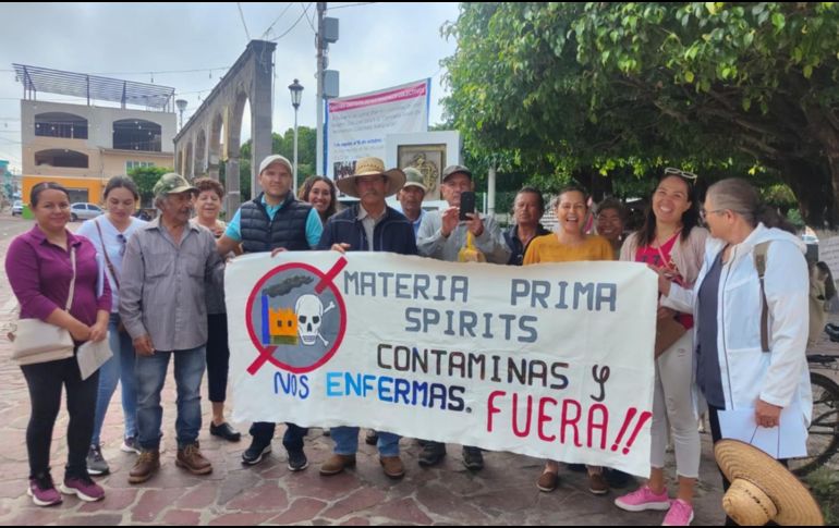 Vecinos de Juanacatlán se reúnen para exigir acciones que regulen las emisiones de gases tóxicos que emanan de una fábrica cercana. Cortesía