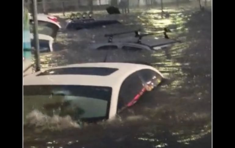 Bajo el agua quedaron varios vehículos. ESPECIAL