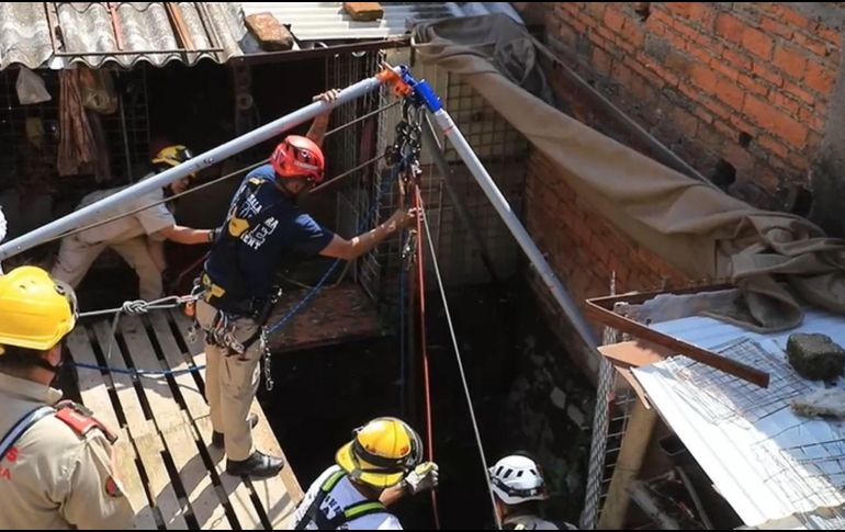 Se informó que parte del pozo colapsó cuando la mujer se encontraba dentro del agujero, a una profundidad de ocho metros. CORTESÍA / Protección Civil de Guadalajara