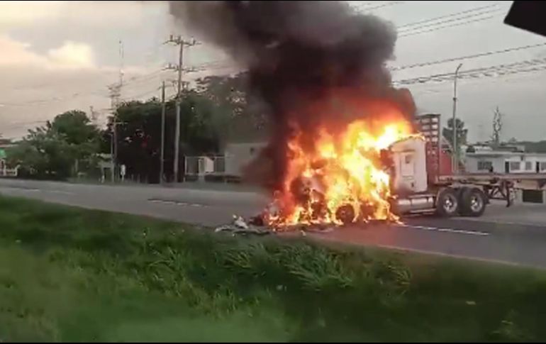 Con carreteras cerradas, vehículos quemados y disparos en contra de la casa de un funcionario municipal amaneció Tabasco este viernes. ESPECIAL