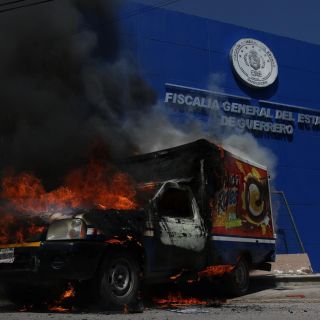Normalistas protestan y queman vehículo en Guerrero