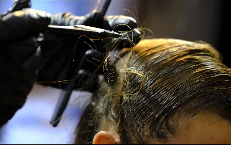 Irónicamente, los tintes para el cabello contienen químicos que dañan los folículos pilosos y propician la aparición de canas. PIXABAY