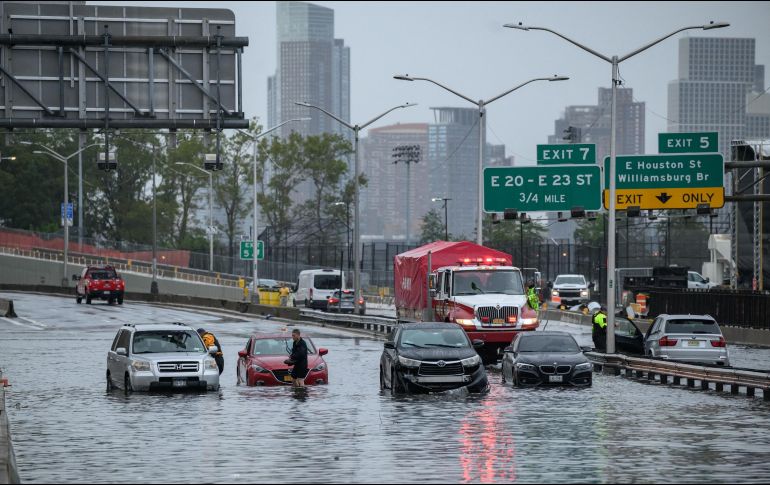El tráfico se detuvo, con el nivel del agua por encima de los neumáticos de los carros, y algunos conductores abandonaron sus vehículos. AFP / E. Jones