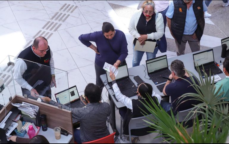 Especialistas indican que al reducir la jornada laboral se disminuye también el estrés y el cansancio, por lo que los trabajadores podrían rendir mejor en sus tareas. EL INFORMADOR / ARCHIVO